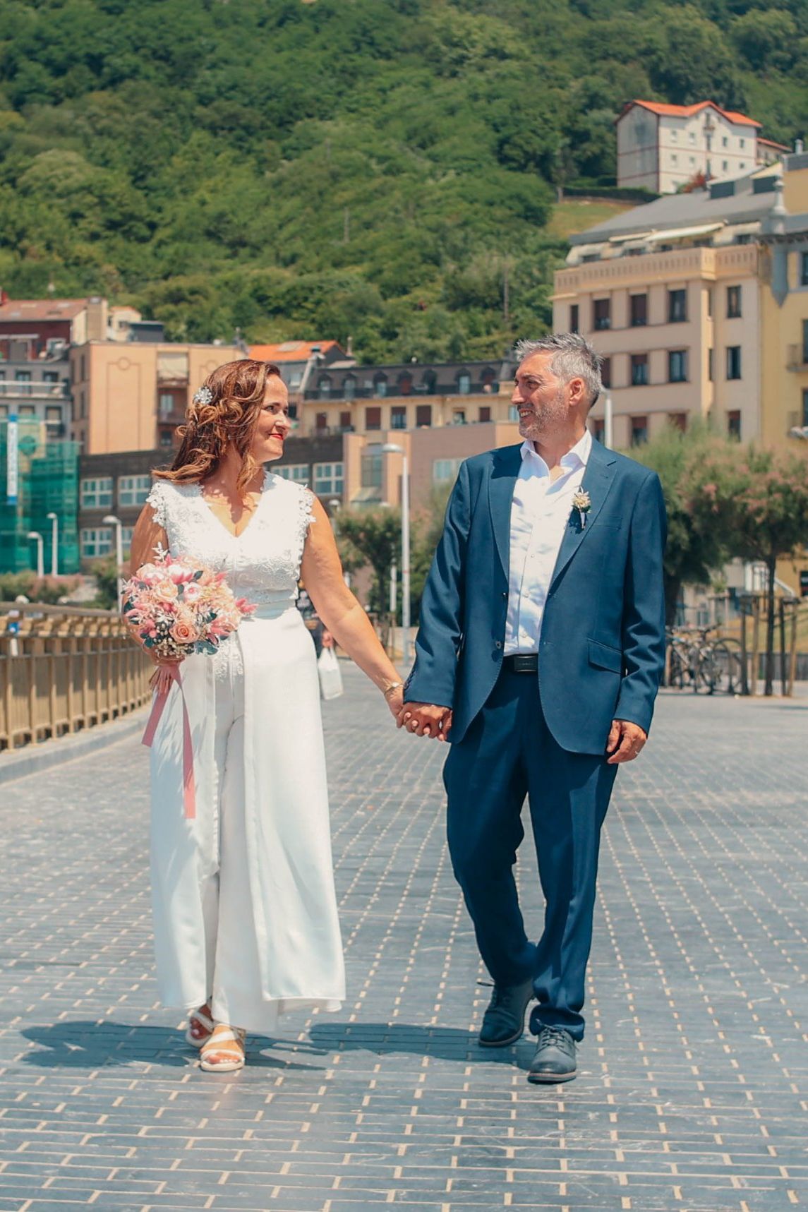 Novios paseando de la mano por Donostia